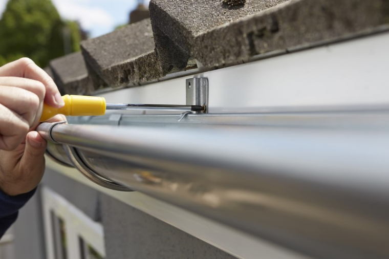 Remplacement de gouttière en zinc sur une maison ancienne à étages, Pornichet, Ecap Couverture